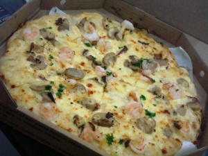 after a tiring day at the driving range, we had pizza w/ Cy's family--this is our fave Viva Sicily pizza at Pizza Hut